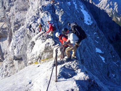 015-Im Klettersteig auf dem schmalen Gipfelgrat